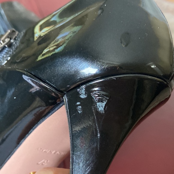 Prada ankle boots Black patent leather Made in Italy 3”heel scuff mark on inside - Picture 6 of 8